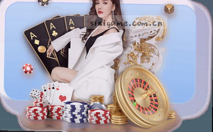 老人用指尖滑过手机屏幕，公交站牌倒影在镜片上。